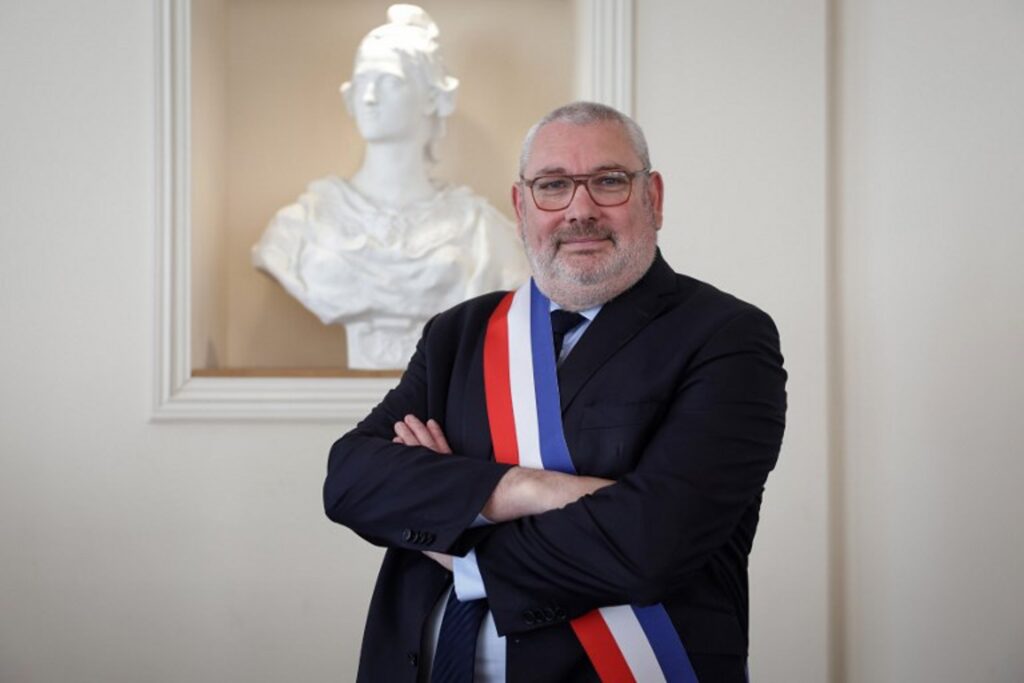 Newly elected far-right mayors in France remove European flags