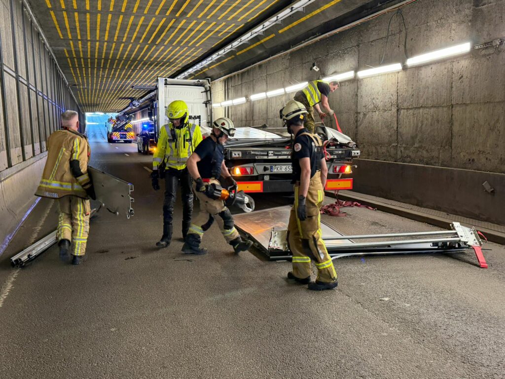 Three Brussels tunnels closed after lorry gets stuck