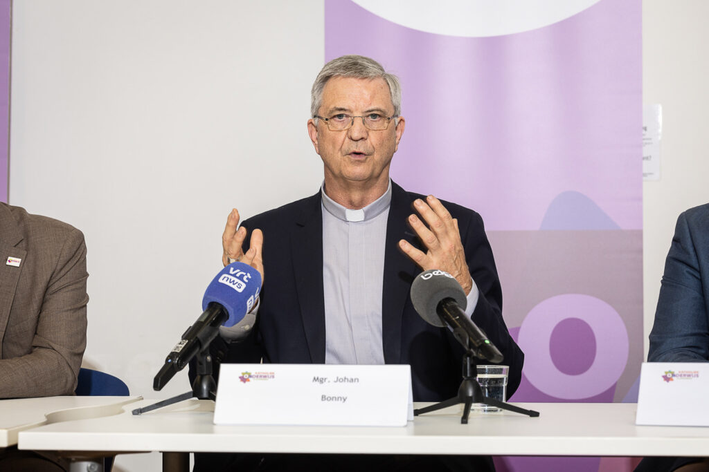 Bishop of Antwerp announces plans to ordain married men