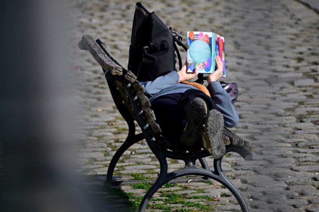 Sunshine and clouds battle over Sunday