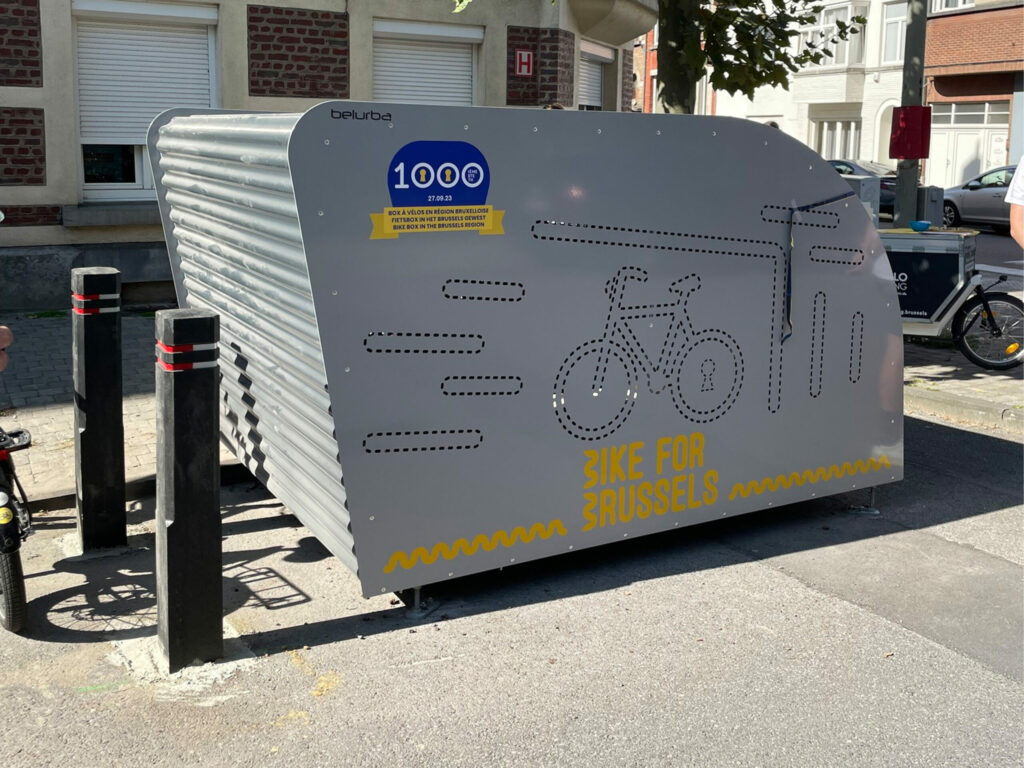 How do bike boxes work in Brussels and are they safe?