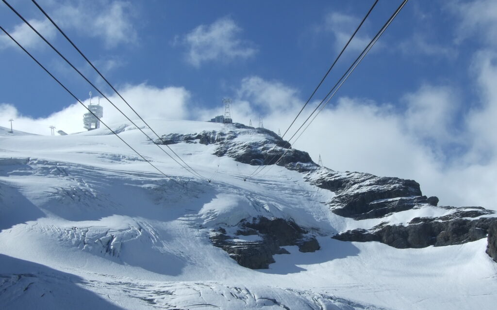 Cable car crashes in Swiss ski resort, killing occupant