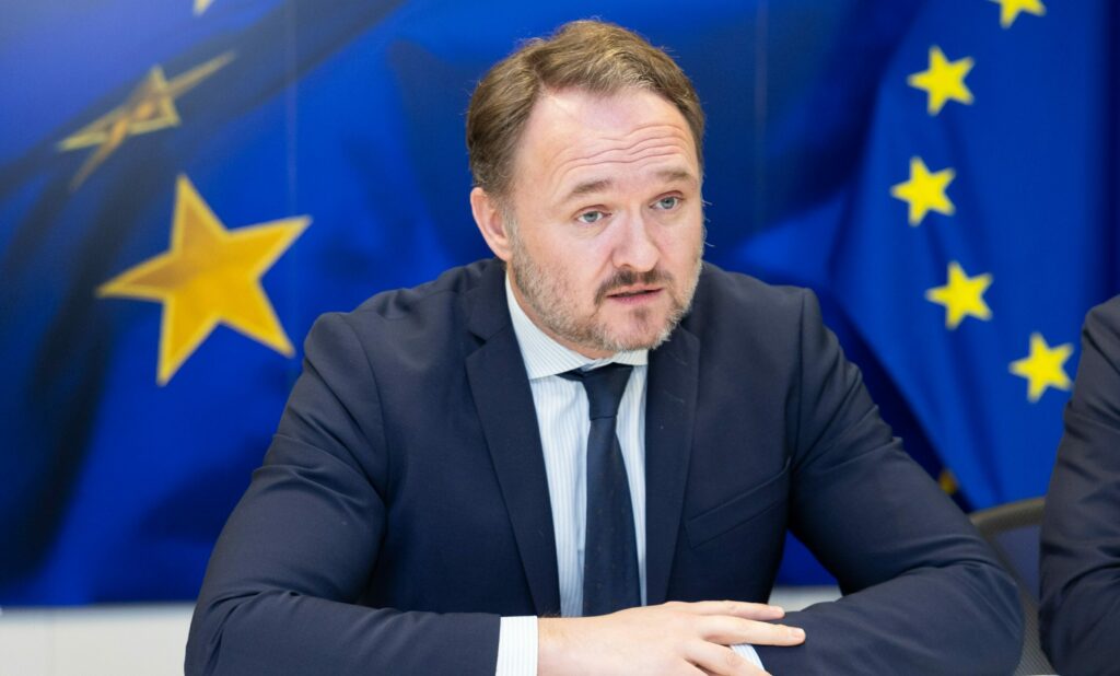 Commission urges Europe to cut oil demand