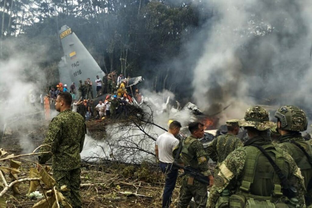 Military plane crashes in Colombia, killing at least eight persons