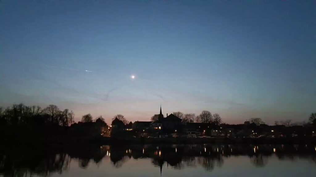Meteor entering atmosphere seen in Belgian sky