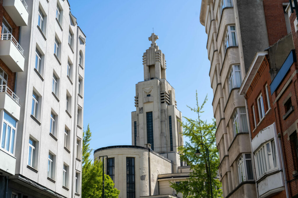 Suspected burglar arrested after falling from roof in Brussels