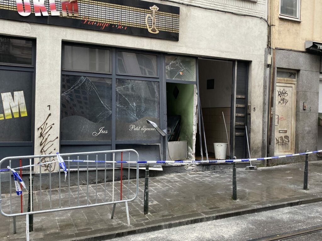 Explosion outside Saint-Gilles café blows out school windows