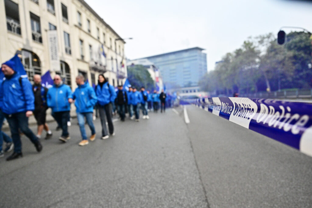 Hundreds of police officers demonstrate in Brussels