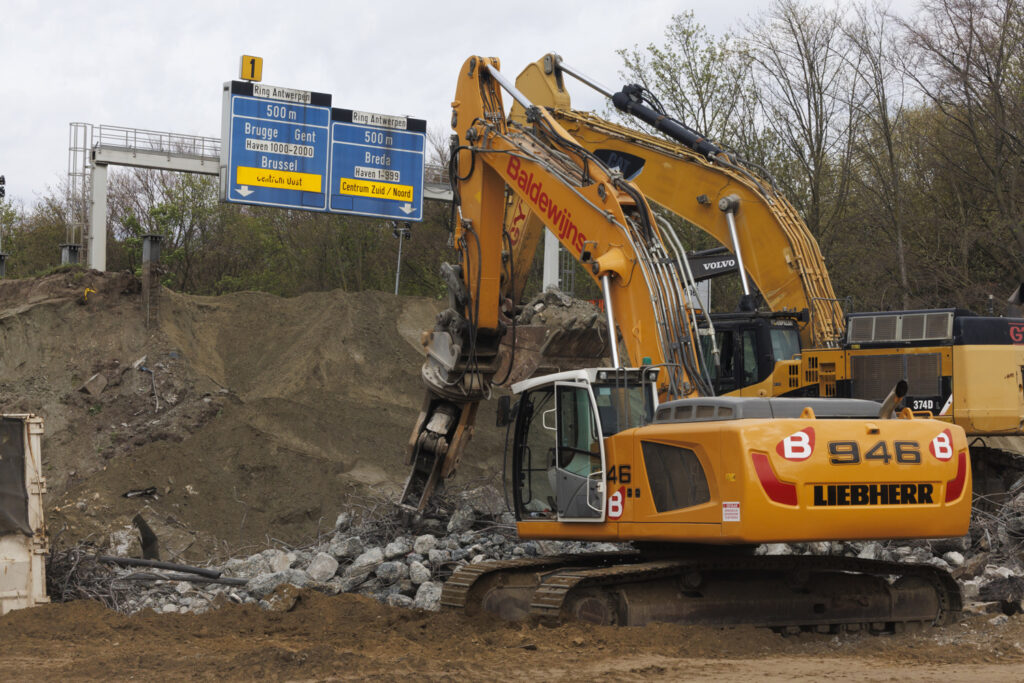 Motorway near Antwerp sees new sections installed