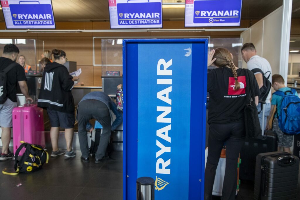 Ryanair to close check-in and bag drop-off 20 minutes earlier