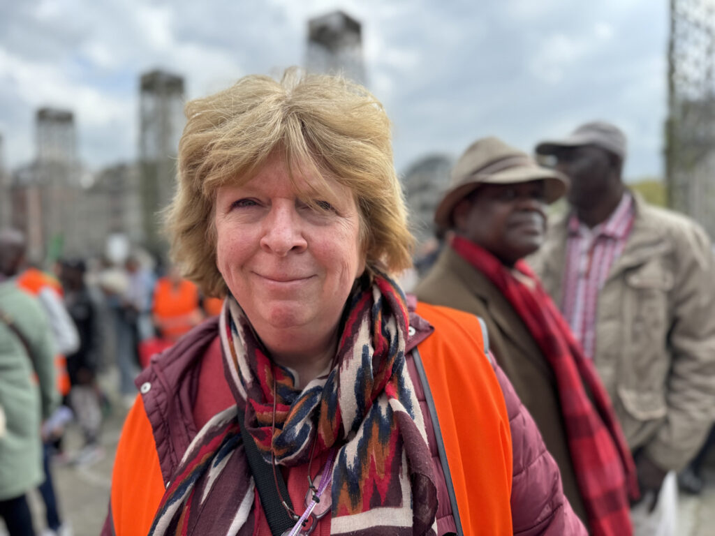 Hundreds demonstrate against closure of migrant detention centre