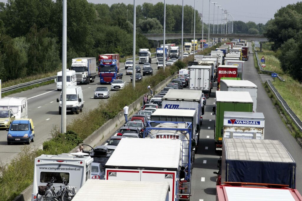 The E17 towards Antwerp expected to remain closed for hours following fire