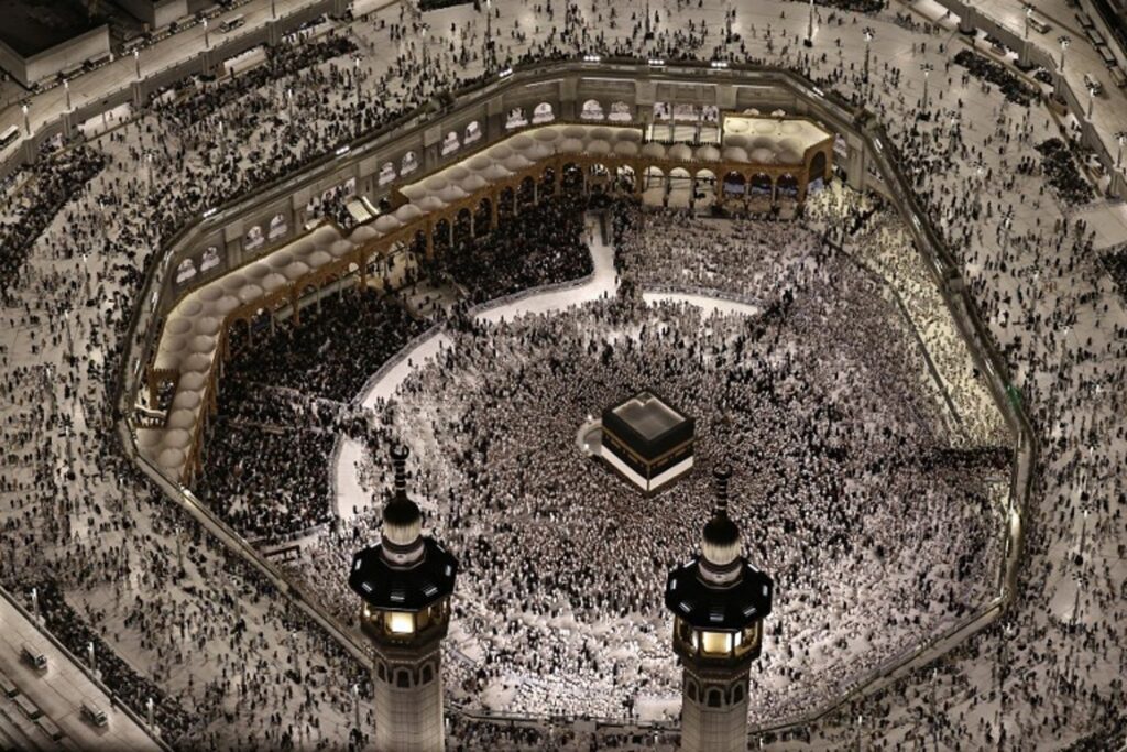 Hajj pilgrimage begins amid extreme temperatures