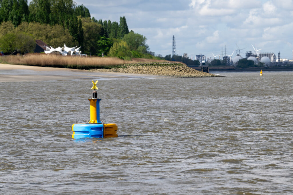 Sunken freighter to be lifted from river Scheldt