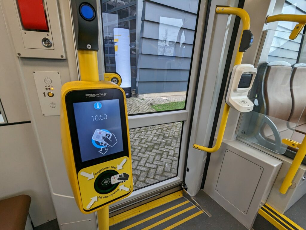 De Lijn staff sent to hospital after fight on coastal tram