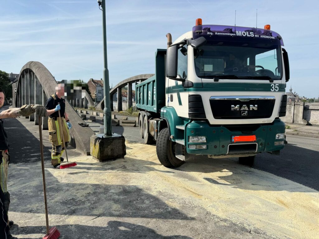 Fuel spills on public road in Schaerbeek