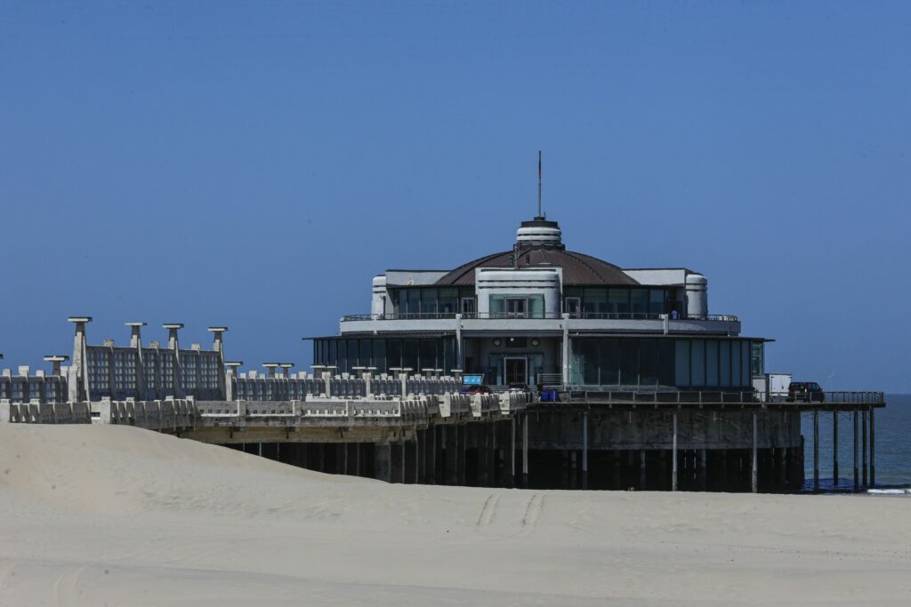 Elderly Dutchman gets his car stuck on seawall staircase in Blankenberge