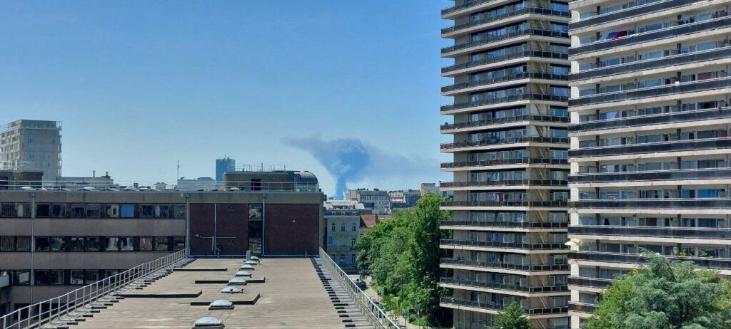 Südlich von Brüssel bricht ein Großbrand in einer Industrieanlage aus ...