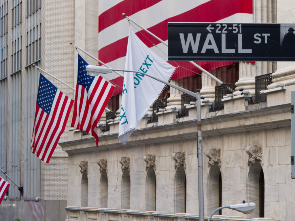 Shares plunge on New York stock markets, oil prices shoot up