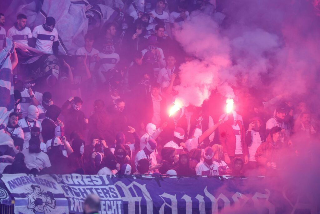 Anderlecht fans shroud stadium in purple-and-white haze causing delay