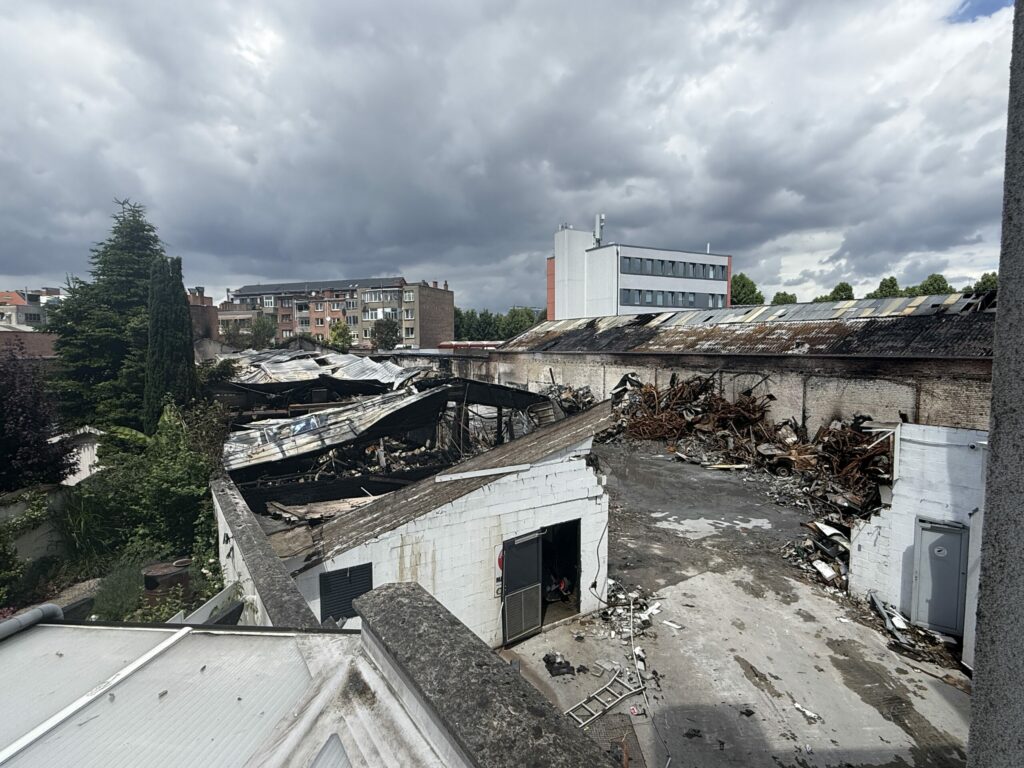 Residents unable to open windows due to smell from deadly Anderlecht warehouse fire