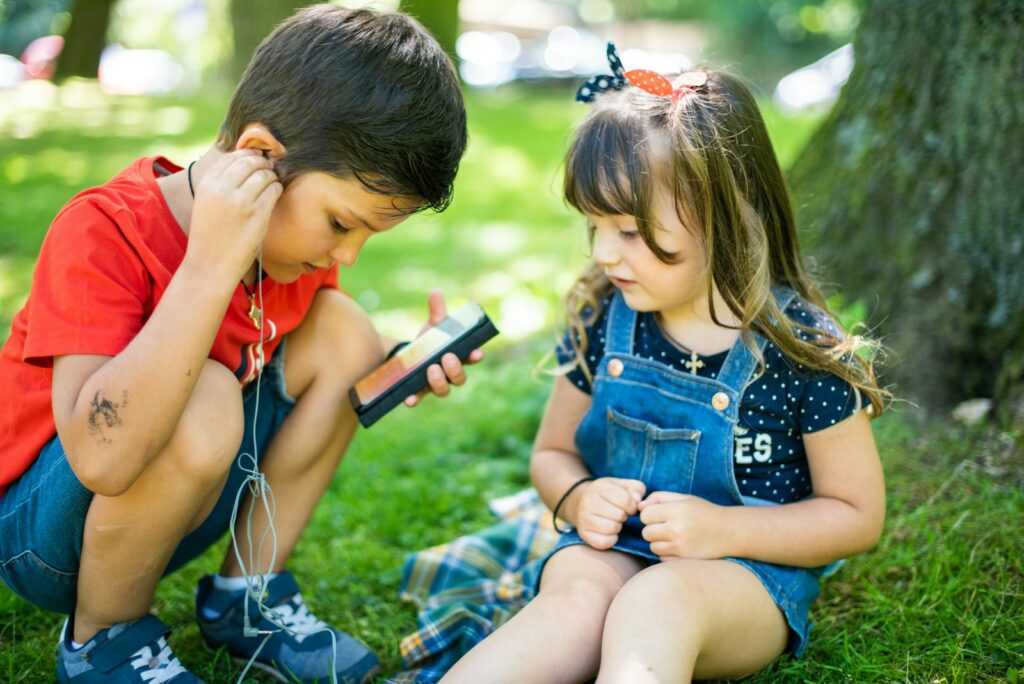 EU panel warns of shocking adolescent screen time habits, mental health risks