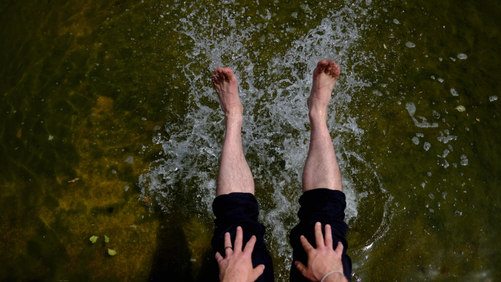 How clean are Belgium's bathing water sites compared to other EU countries?