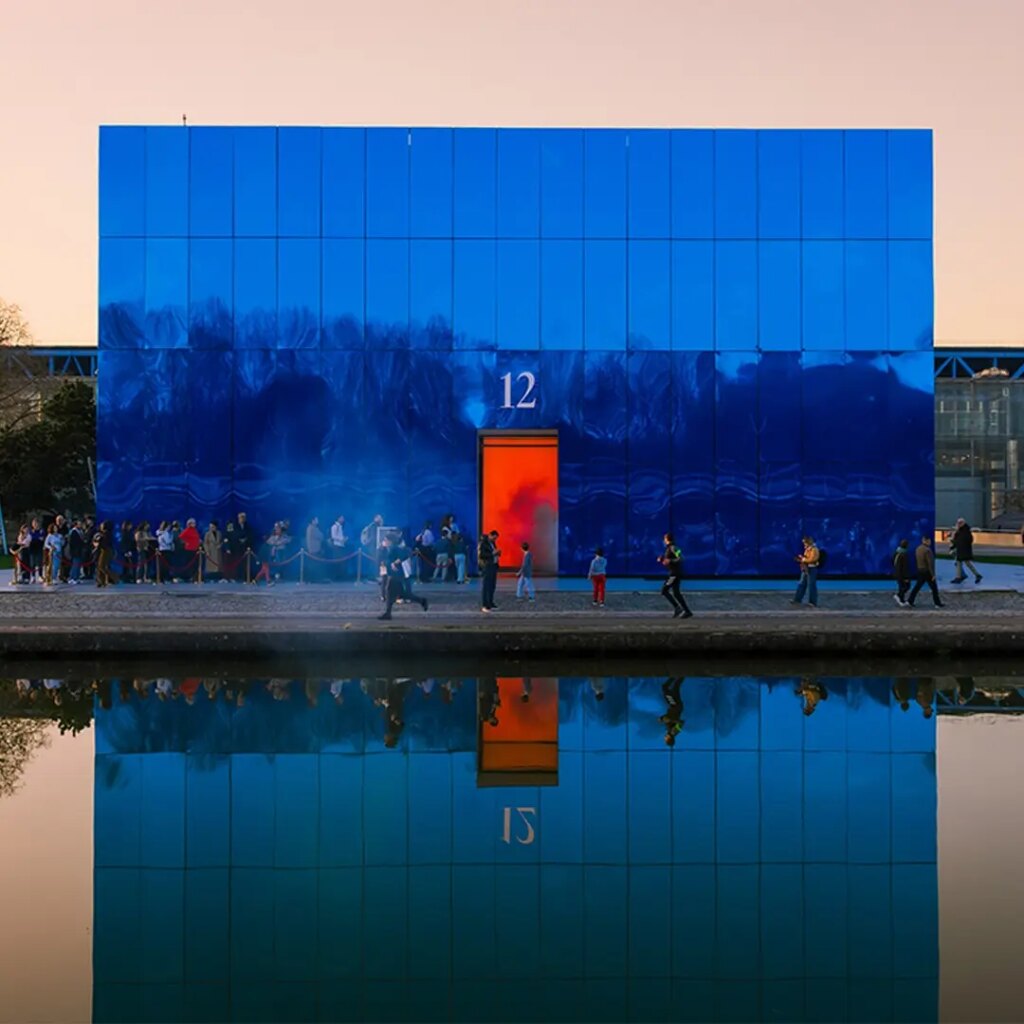Tensions arise over huge cube set up for immersive show in Brussels