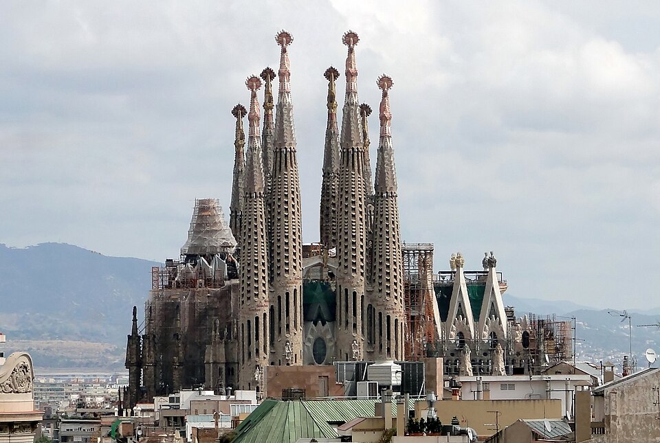 Cross atop Jesus Christ tower brings Sagrada Família to full height after 144 years
