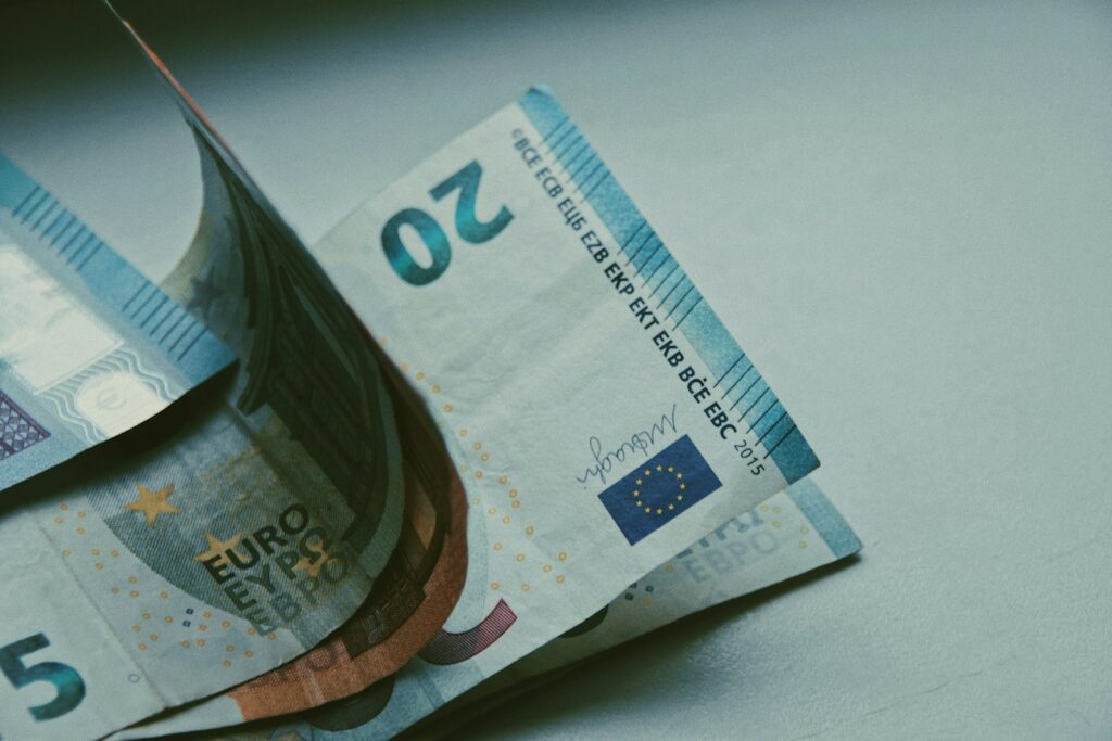 Rising inflation perceptions clash with falling long-term expectations in euro area