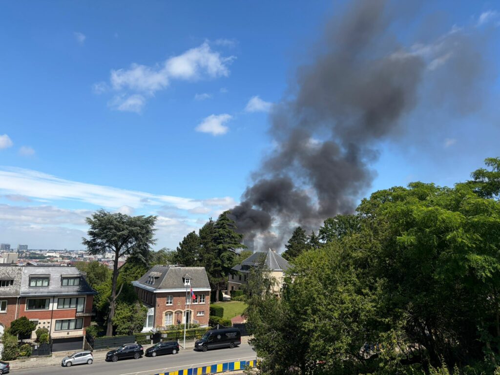 Fire sends smoke billowing over Forest Park