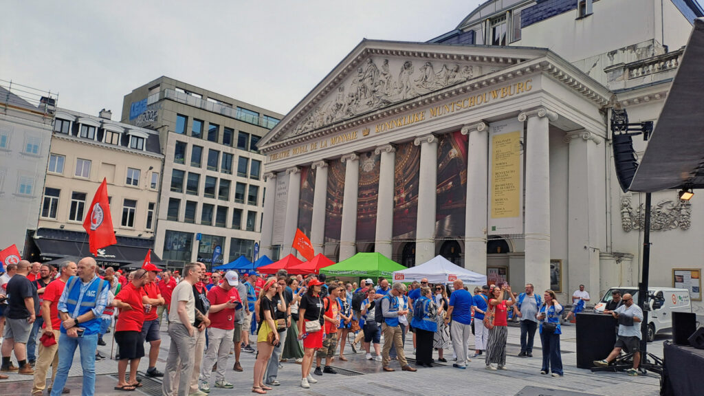 Brussels public service workers take to the streets