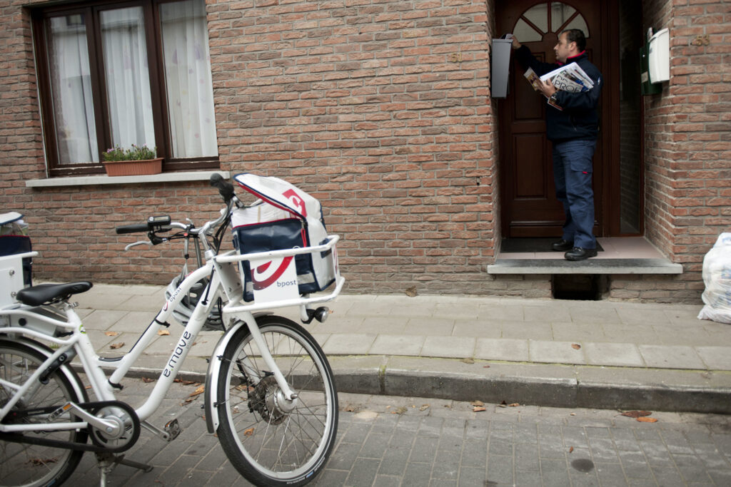 Bpost now provides name of postal worker delivering letter or package