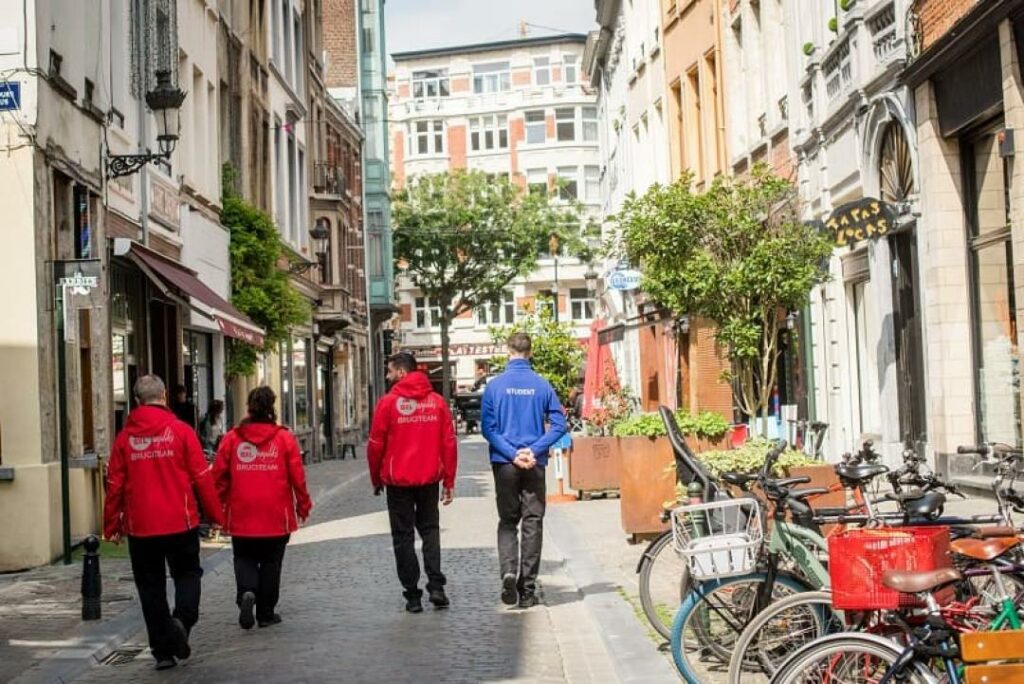 Brussels gives out water to homeless people during heatwave