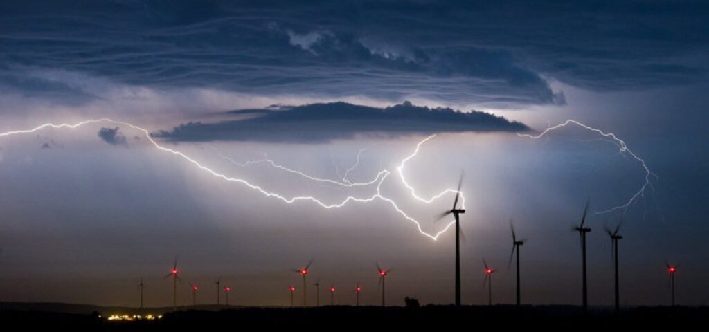 Thunderstorms and heavy downpours to sweep across Belgium this Friday