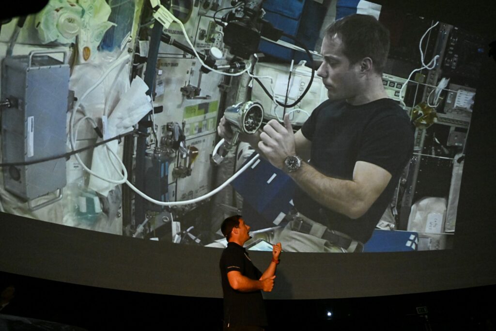 Our brain still behaves as if gravity exists even after months in space, Belgian study finds