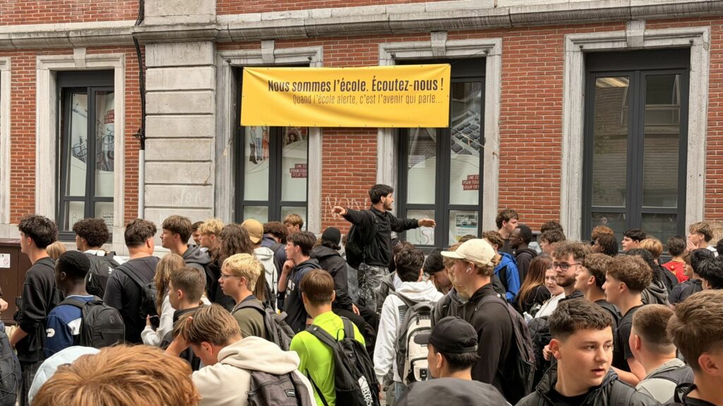 Several schools close in Namur after threats amid unrest over education reforms