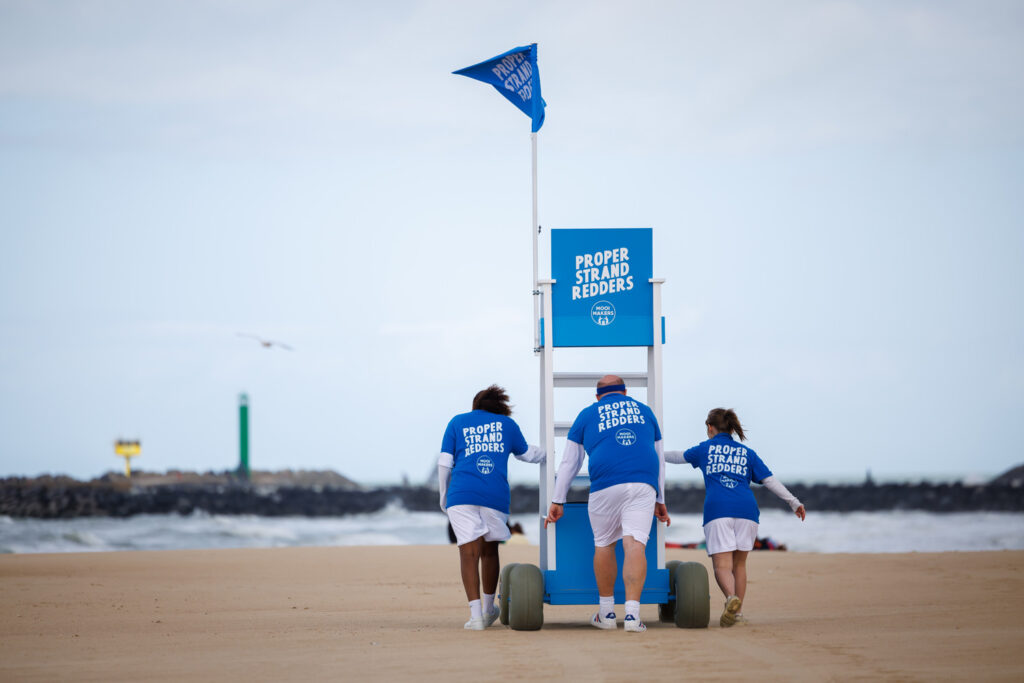 Beach lifeguards raise awareness about excessive littering on Belgian coast