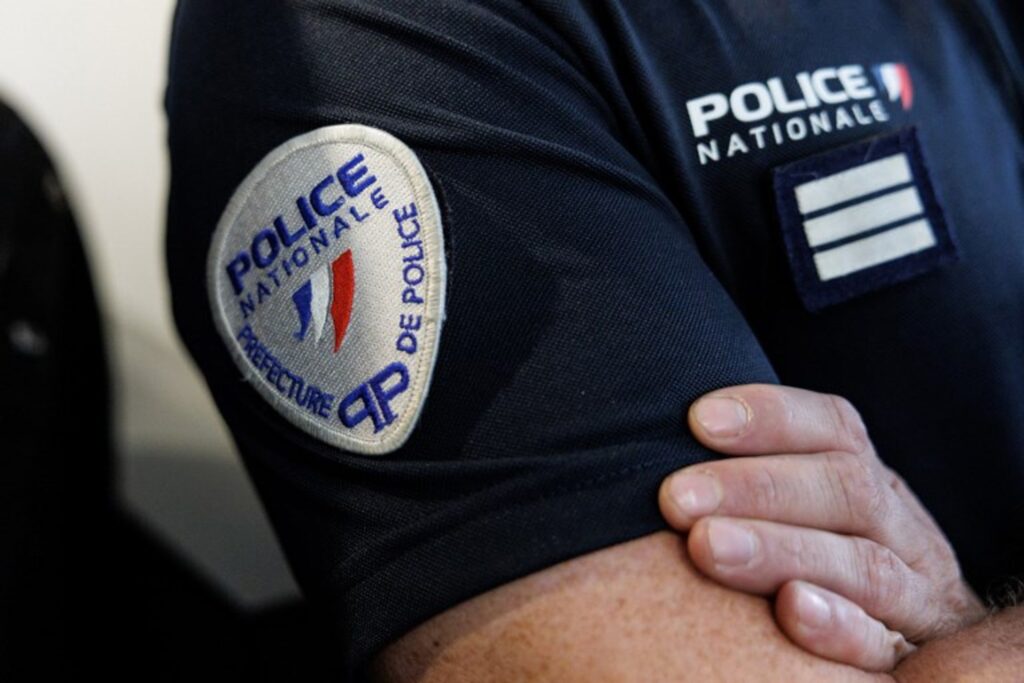 Off-duty police officer intervenes as man stabs three women in the street in Paris