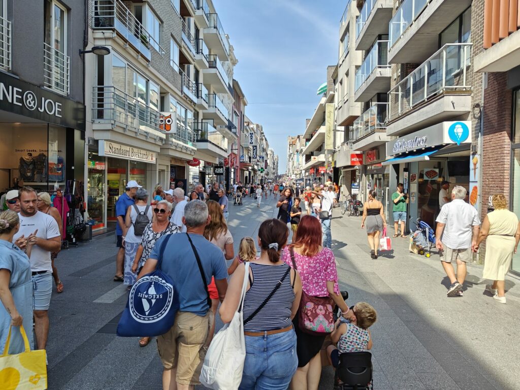 How are household budgets in Belgium being affected by heatwaves?