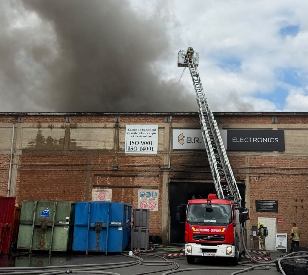 Person hospitalised and traffic disrupted after fire at recycling plant in north Brussels
