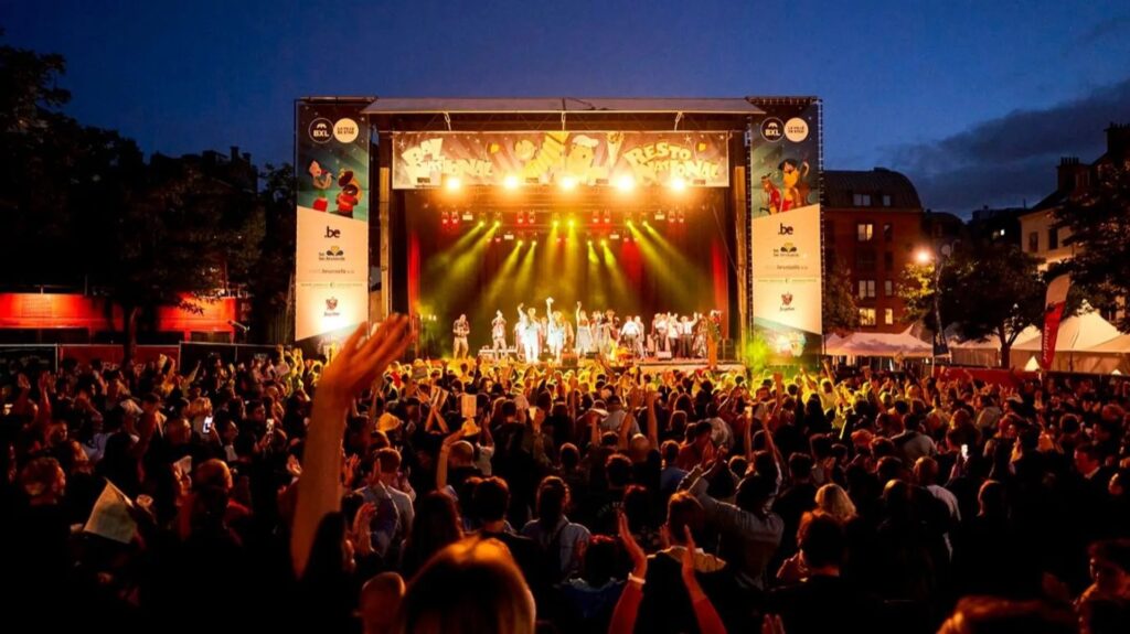 National Ball: Place du Jeu de Balle fills up with a friendly atmosphere