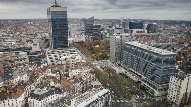 The government agrees on 10-billion-euro saving initiative