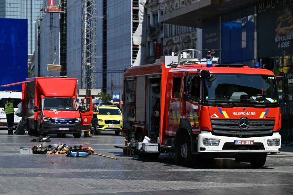 Brussels firefighters tackle deadly fire by Place De Brouckere (video)