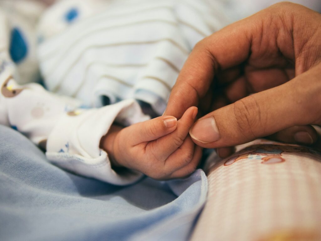 Longer paternity leave for extended hospital stays, say Flemish socialists