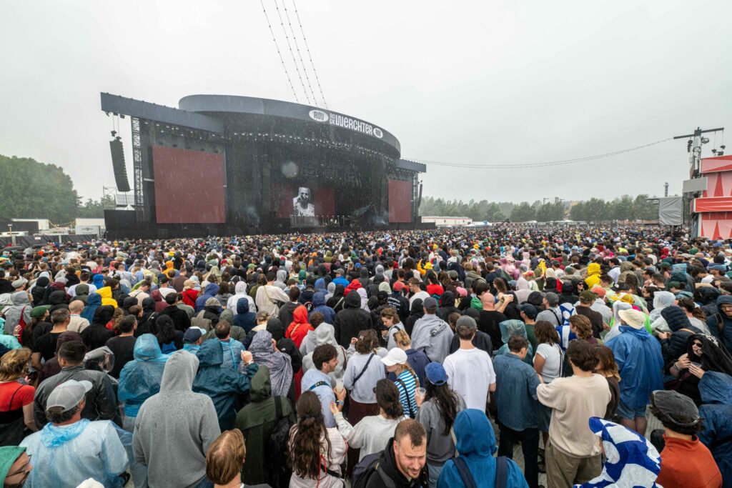 Belgian artist gets emotional at Rock Werchter: 'I'm losing friends and don't know why'