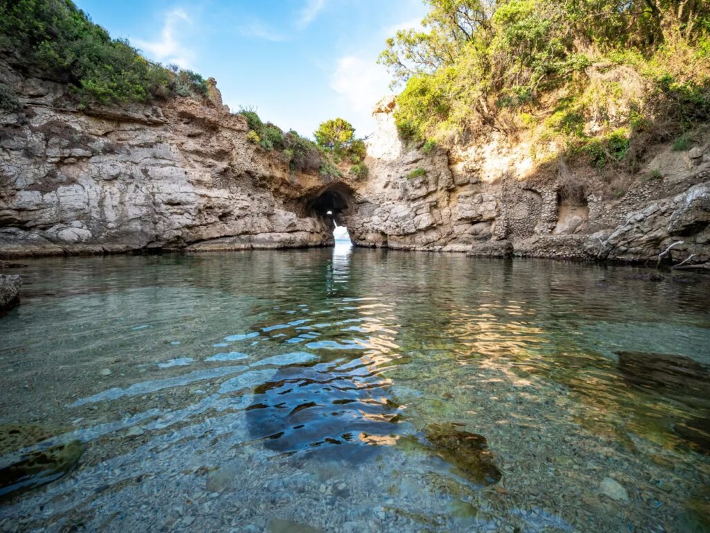 Young Belgian woman rescued after cliff fall in southern Italy
