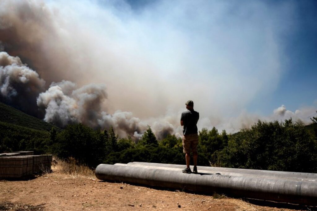 Greece: wildfires spread northwest of Athens, threatening historic town