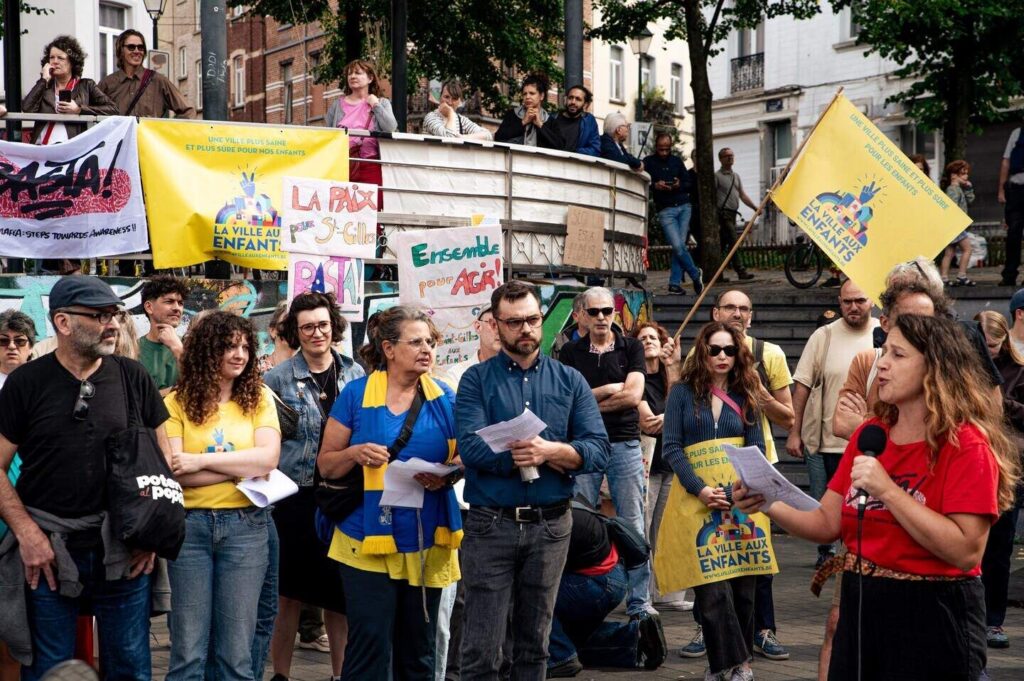 500 people, one square, and a different response to organised crime