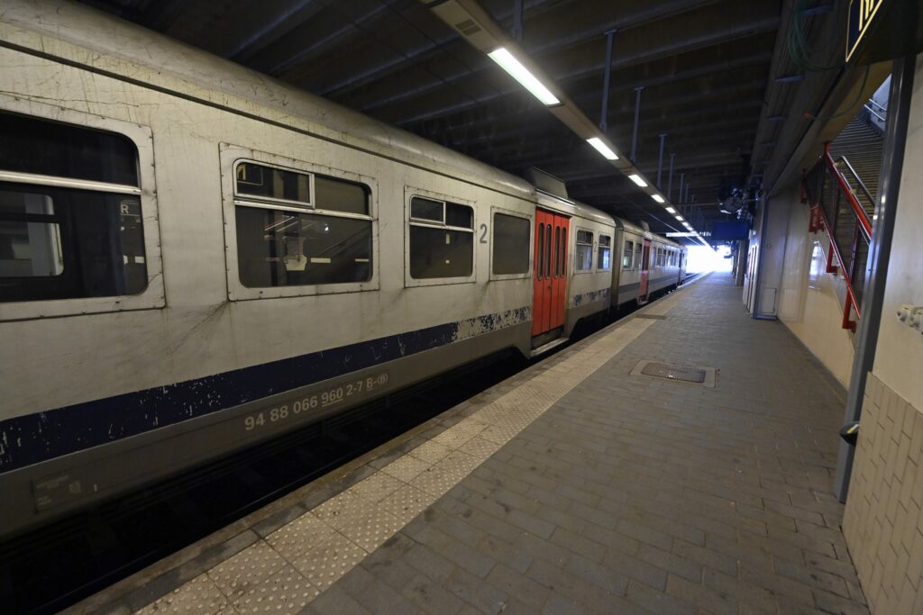 Passengers spend hours on stranded Belgian train just over French border